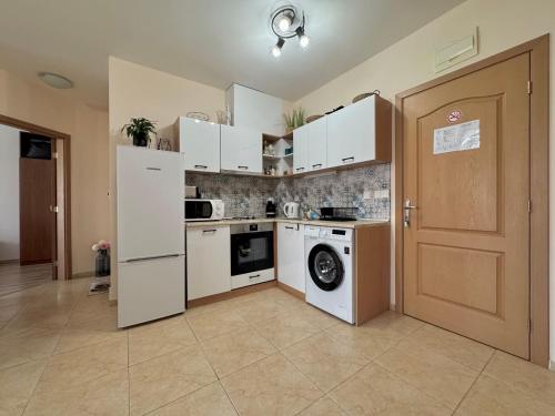 Kuchyň nebo kuchyňský kout v ubytování Two bedroom apartment in Trakia Sunny Beach