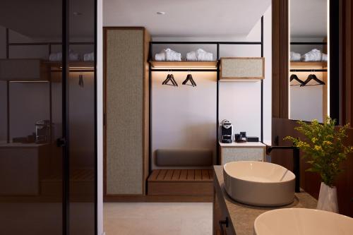 Un baño con bañera en medio de una habitación. en Oros Luxury Beach Resort, en Georgioupolis