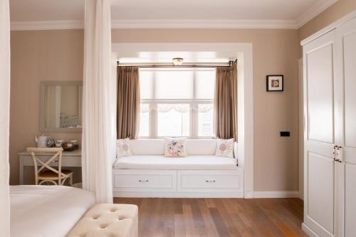 a white window seat in a bedroom with a windowseatigunigunigunigunigun at Viento Alacati Hotel in Alacati