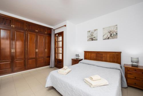 a bedroom with a bed with two towels on it at Villa Alexsandra in Playa Blanca