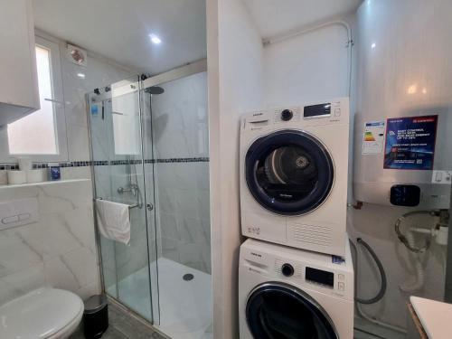 La salle de bains est pourvue d'un lave-linge et d'une douche. dans l'établissement Monaco CARNIER Parking, à Beausoleil