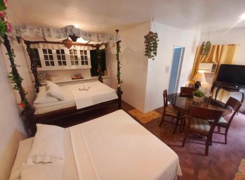 Katil atau katil-katil dalam bilik di Spanish Casita Superior Suites Tagaytay