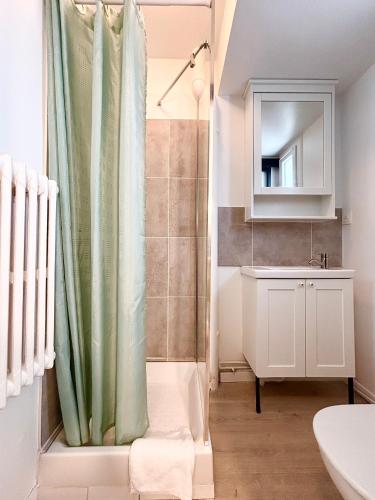 une salle de bain avec douche et lavabo dans l'établissement Le Cordouan, Terrasse Extérieure, Royan, à Royan