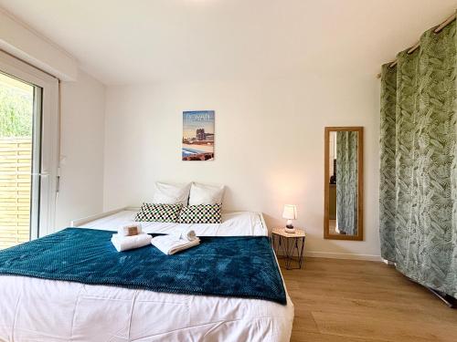 - une chambre avec un grand lit et 2 serviettes dans l'établissement Le Cordouan, Terrasse Extérieure, Royan, à Royan