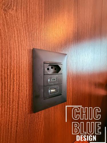 a switch with a dog poking its head sticking out at Chic Blue Design com Vaga de Garagem in Sao Paulo