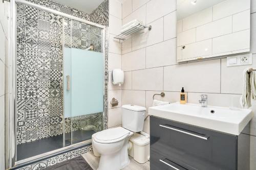 une salle de bains avec douche, toilettes et lavabo dans l'établissement Loft La Marina in Nerja, à Nerja