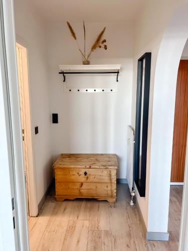 Ένα ή περισσότερα κρεβάτια σε δωμάτιο στο Apartment Fischkoker mit Meerblick und Pool