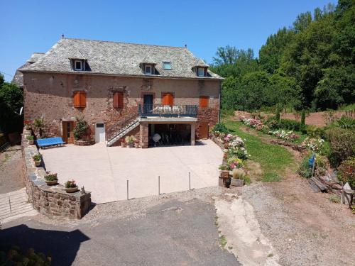 an aerial view of a large brick house at La loge d’Evelyne in Villecomtal