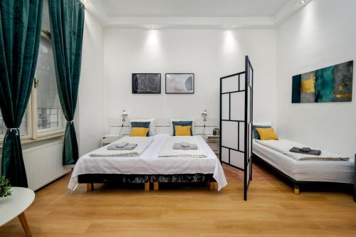 Posteľ alebo postele v izbe v ubytovaní Kazincy Suites -Szimpla Kert 1BR