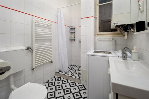 Kúpeľňa v ubytovaní Kazincy Suites -Szimpla Kert 1BR