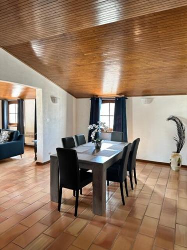 une salle à manger avec une table et des chaises dans l'établissement Haut de villa indépendant dans quartier calme, à Saint Cyprien Plage