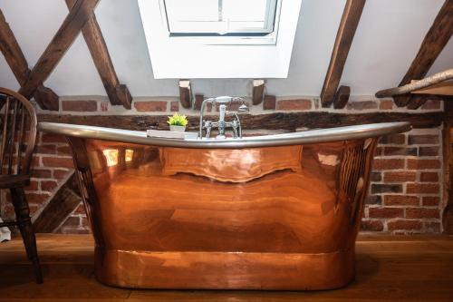 un lavandino di legno in una stanza con una finestra di Treehouse Cottage Spa Retreat a Hereford