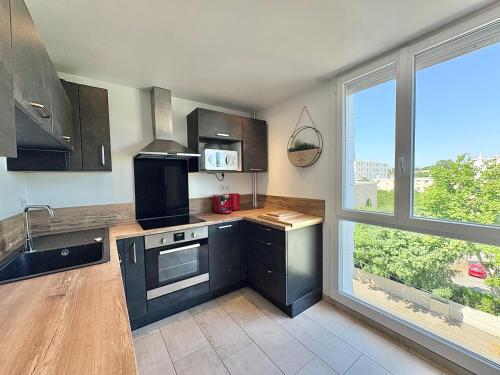 Comfortable and bright renovated 4-room apartment 5' downtown