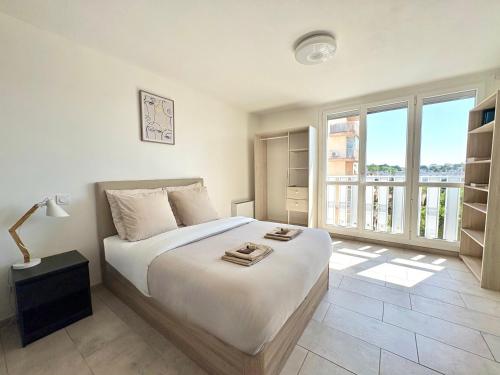 Comfortable and bright renovated 4-room apartment 5' downtown
