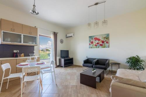 een woonkamer met een bank en een tafel bij Stella by Hospi in Kato Gouves