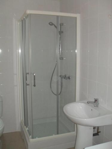 une salle de bain avec douche et lavabo dans l'établissement Maison accueillante à Guérande, 54 m² avec jardin, à Guérande