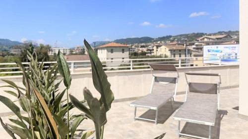 グロッタンマーレにあるTesino Green Eco Stay with Beach Access & Parasolの屋根の上に座る椅子2脚