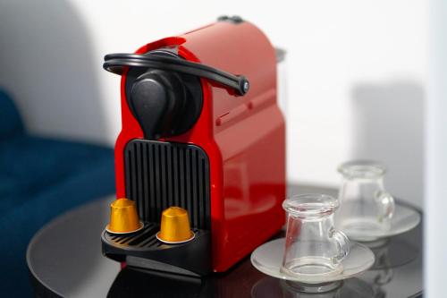 una cafetera roja sentada en una mesa en Pleasant Duplex, en Neuilly-sur-Marne
