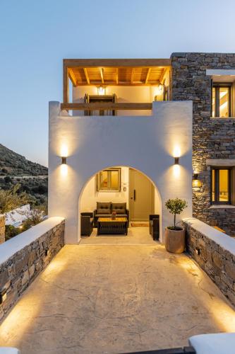 an archway leading to a house with a couch at Alkema Horizon in Philotium