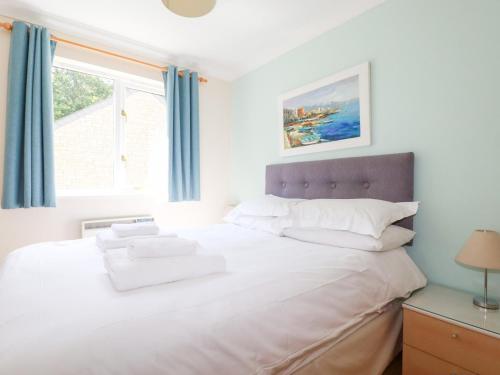 En eller flere senge i et værelse på Trouts Reach