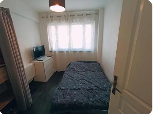 une petite chambre avec un lit et une fenêtre dans l'établissement Appartement 3P Nice Centre Ville Libération, à Nice