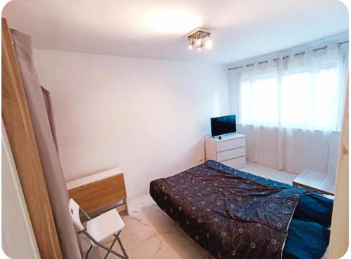 une petite chambre avec un lit et une télévision dans l'établissement Appartement 3P Nice Centre Ville Libération, à Nice