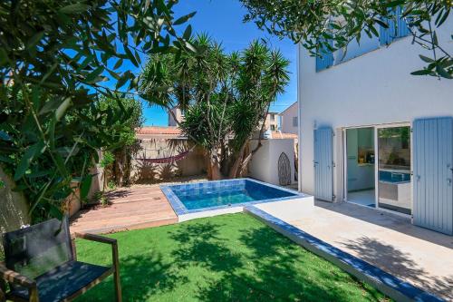 une piscine dans la cour d'une maison dans l'établissement Maison contemporaine avec bassin à 300m de la mer, à Marseille
