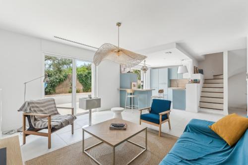 Maison contemporaine avec bassin à 300m de la mer
