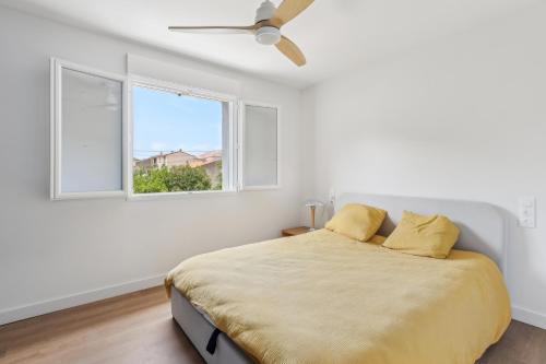 une chambre avec un lit et une fenêtre dans l'établissement Maison contemporaine avec bassin à 300m de la mer, à Marseille
