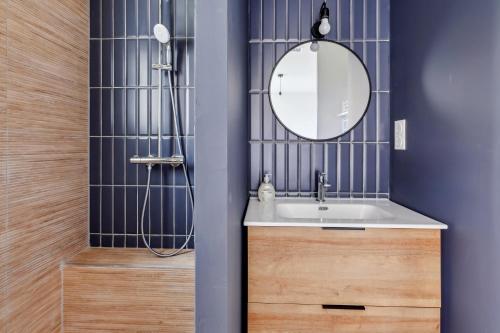 une salle de bain avec un lavabo et un miroir dans l'établissement Maison contemporaine avec bassin à 300m de la mer, à Marseille