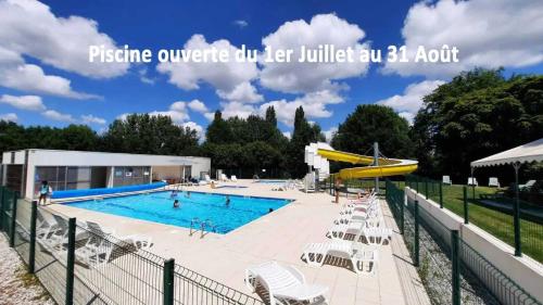 une grande piscine avec un toboggan au milieu dans l'établissement Camping 4 étoiles - Piscine - ccbahgh, à Secondigny
