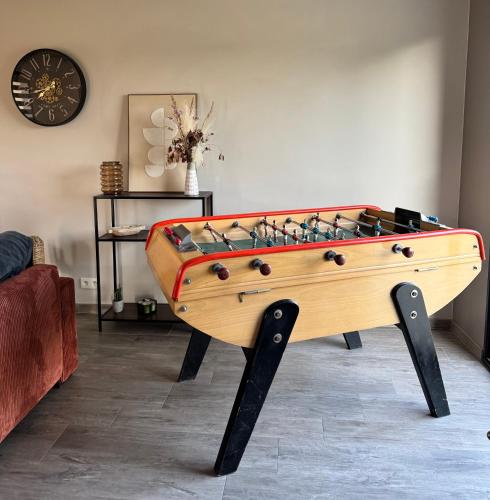 - un baby-foot en bois dans le salon dans l'établissement La parenthèse du Mont, à Ducey