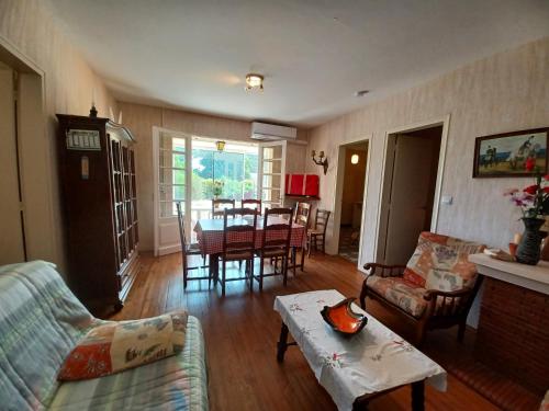 un salon avec un canapé et une table dans l'établissement Les Ajoncs, à Mimizan