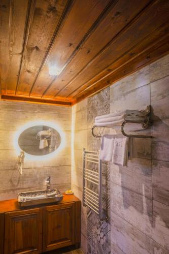 a bathroom with a sink and a mirror at Saffronia1900 Butik Otel in Safranbolu