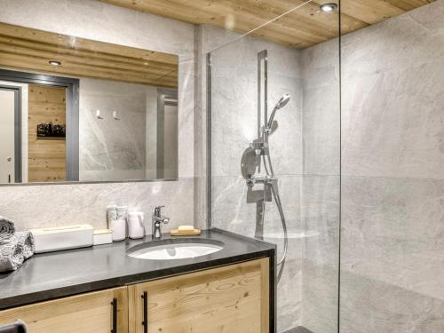une salle de bain avec douche et lavabo dans l'établissement Appartement rénové 2 chambres, balcon exposé Sud, Wi-Fi, parking, près du centre Megève - FR-1-453-318, à Megève