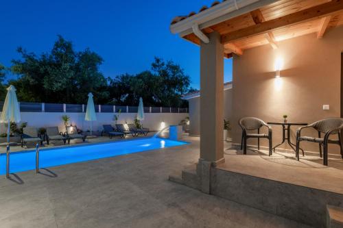 Xenessa Elegant Villa, 4-Bedroom Private Pool Retreat by Villa Mana Gers