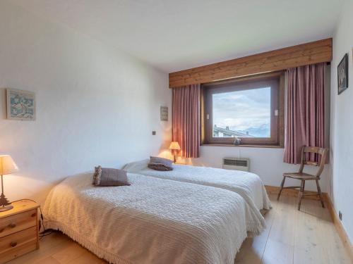 une chambre avec un lit et une grande fenêtre dans l'établissement Appartement 1 chambre près des pistes - Megève - Wifi, Parking - FR-1-453-249, à Megève