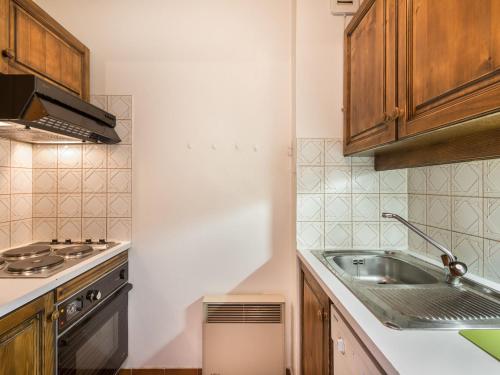 une cuisine avec un évier et une cuisinière dans l'établissement Appartement 1 chambre près des pistes - Megève - Wifi, Parking - FR-1-453-249, à Megève