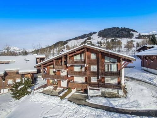 une image d'une cabane en rondins dans la neige dans l'établissement Appartement 1 chambre près des pistes - Megève - Wifi, Parking - FR-1-453-249, à Megève