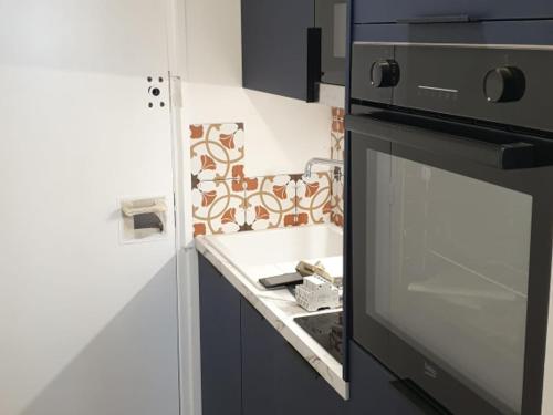 une cuisine avec un évier et une cuisinière dans l'établissement Studio cabine confortable - Accès pistes, animaux admis - FR-1-181-2712, à Aime La Plagne