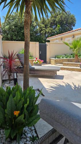 Κήπος έξω από το Un air de provence avec piscine disponible seulement en fin de journée - À 5min de l'A7 et A9