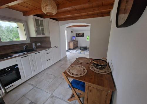 - une cuisine avec une table en bois et un comptoir dans l'établissement Bastidon provençal, à La Crau