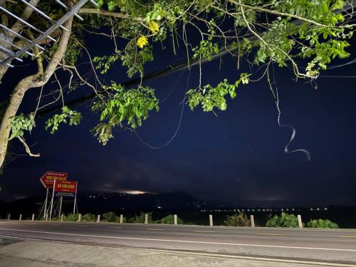 an empty road in front of a dark sky at Hương Tràm Homestay in Hồ Ðá