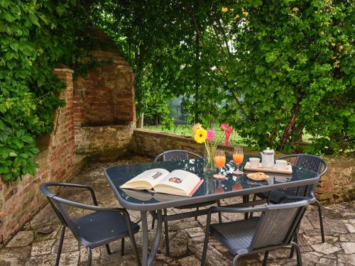 a blue table with chairs and books on it at Casa Vacanze Santa Caterina in Asciano