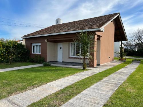 a small house with a palm tree in front of it at Espectacular Chalet para 5 personas in Miramar