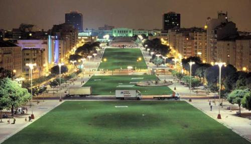 um grande parque com um relvado verde à noite em LisBangla Guest House em Lisboa