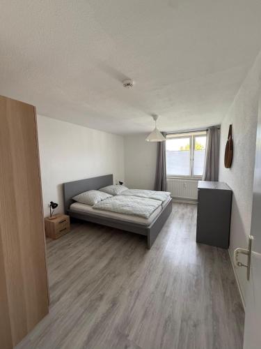 Postel nebo postele na pokoji v ubytování Schicke Wohnung gegenüber Bahnhof