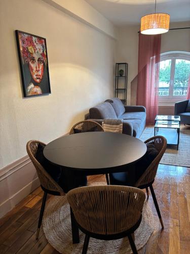 un salon avec une table et des chaises dans l'établissement Authentique T2 à Lyon Perrache, à Lyon