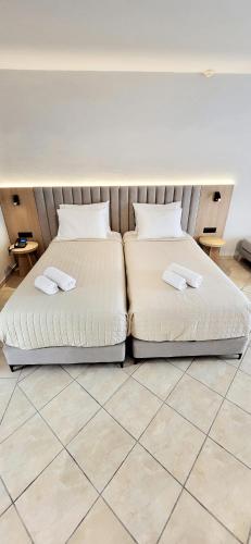 two beds sitting next to each other in a room at Thinalos Hotel in Saoúli