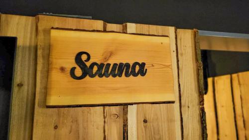 a sign that says summer on a wooden wall at Ferien Hotel Ostfriesland in Wiesmoor